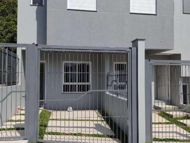 Sobrados novos com excelente padrão em acabamentos e construção! Com 02 dormitórios, sala para 02 ambientes, copa/cozinha, área de serviço com churrasqueira e acesso aos fundos, banheiro social, lavab