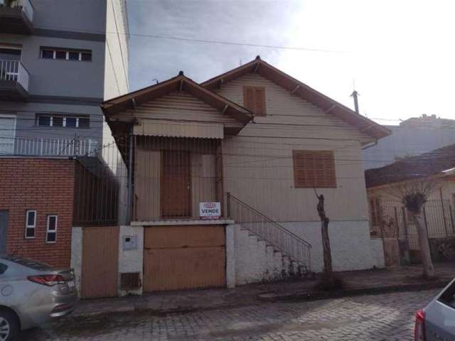 Ótima casa no Centro! Com 04 dormitórios, sala para 02 ambientes, sacada, cozinha, churrasqueira, área de serviço, despensa, banheiro social e 01 vaga de garagem.  Piso tabuão.  Área construída: 242,2