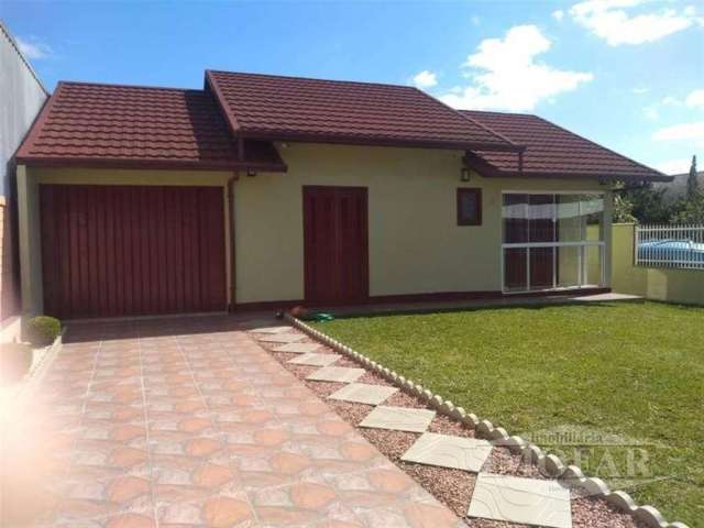 Bela casa de construção mista (alvenaria e PVC), com 03 dormitórios, (01 com sacada), sala e cozinha em conceito aberto, área de serviço, banheiro social e garagem fechada com churrasqueira e vaga par