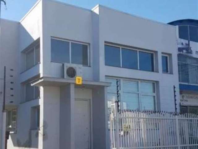 Amplo terreno com 02 casas no Bairro Santa Catarina!  Casa da frente com 01 suíte com sacada e closet, sala para 02 ambientes, cozinha, área de serviço, churrasqueira, banheiro social e 01 vaga de gar