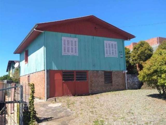 Ótima casa mista! Com 02 dormitórios, sala de estar e cozinha em conceito aberto, churrasqueira, área de serviço, banheiro social e 02 vagas de garagem.  Amplo pátio aos fundos com hortaliças e árvore