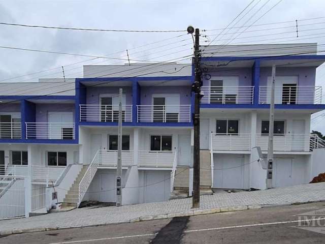 Ótimos sobrados triplex. Pavimento superior: 02 dormitórios (sendo 01 com sacada) e banheiro social entregue com box de vidro No térreo: sala com varanda, copa/cozinha e lavabo. No subsolo: Vaga para 