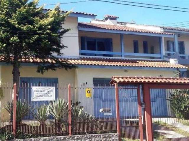 Excelente residência de alvenaria com paredes duplas no Bairro Santa Lucia! Com 04 dormitórios (sendo 01 suíte master com sacada, hidro e closet), sala para 02 ambientes, ampla sacada, hall de entrada