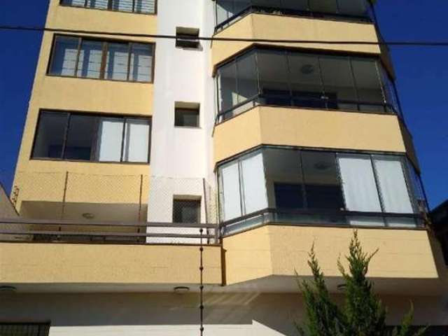 Apartamento com 02 dormitórios (sendo 01 suíte), sala para 02 ambientes com sacada, terraço, cozinha, churrasqueira, despensa, área de serviço, banheiro social, e garagem para 01 carro.  Água quente, 