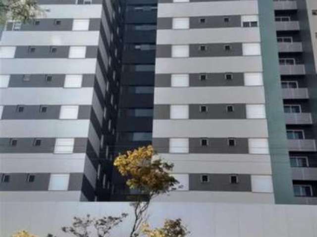 Lofts novos em região central, com 01 dormitório, sala para 02 ambientes, cozinha, área de serviço, banheiro social e garagem para 01 carro.  Piso porcelanato, espera para água quente e medidores de á