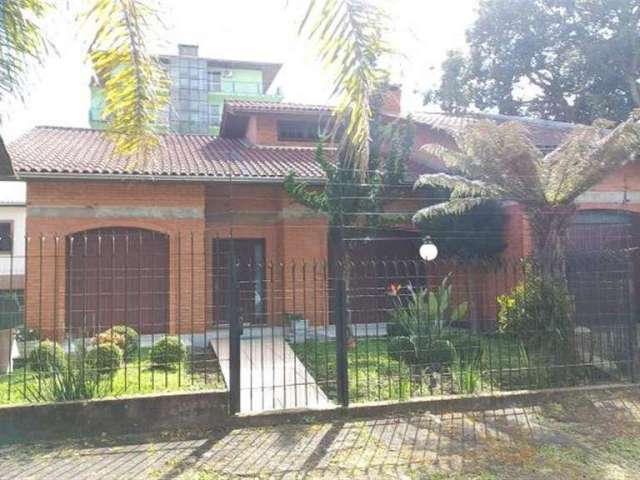 Excelente casa com 02 pisos no Jardim Eldorado! Com 03 dormitórios (sendo 01 suíte), sala com lareira e sala de estar (ambas com sacada), cozinha, área de serviço, churrasqueira, banheiro social e gar