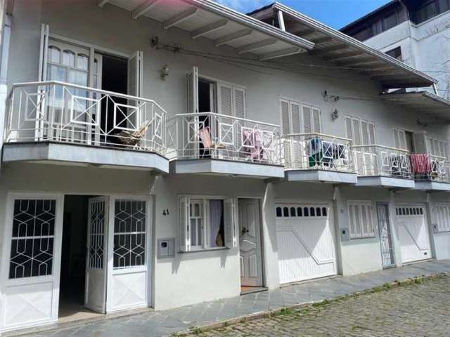 Excelente sobrado no Centro! Com 03 dormitórios (sendo 01 suíte com sacada e 01 dorm. com sacada), sala para 02 ambientes, cozinha, área de serviço, banheiro social, lavabo e 01 vaga de garagem.  Terr