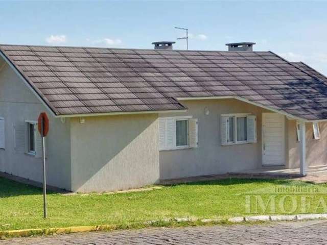 Ótima casa de alvenaria em terreno de esquina com excelente orientação solar com possibilidade de 02 moradias! Casa principal com 03 dormitórios,escritório, sala e cozinha conjugadas com churrasqueira