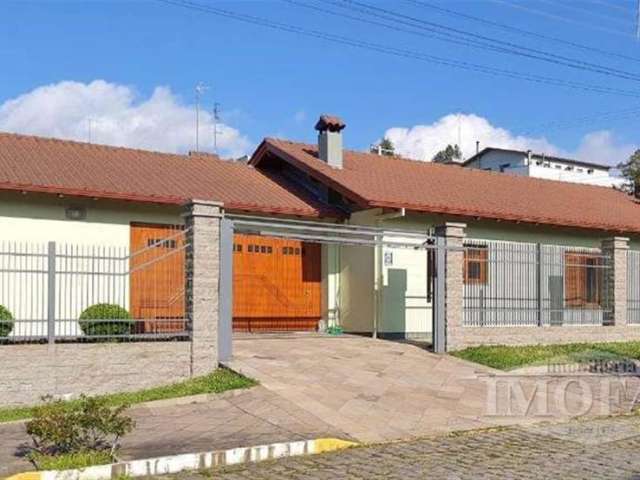 Casa em alvenaria em  único pavimento, composta por três quartos, sendo um com suíte,  sala, cozinha, banheiro social, garagem para dois carros, churrasqueira rotativa, lavabo, área de serviço e despe