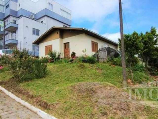 Casa de alvenaria mista, construída em terreno de esquina, localizada em um dos bairros nobres da cidade, conta com 3 dormitórios, sala e cozinha em conceito aberto, banheiro social, área de serviço c