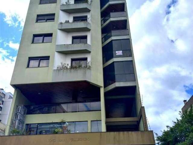 Excelente apartamento semimobiliado no Bairro São Pelegrino! Com 03 dormitórios (sendo 01 suíte), sala para 02 ambientes com lareira, sacada fechada, cozinha, churrasqueira, área de serviço, banheiro 