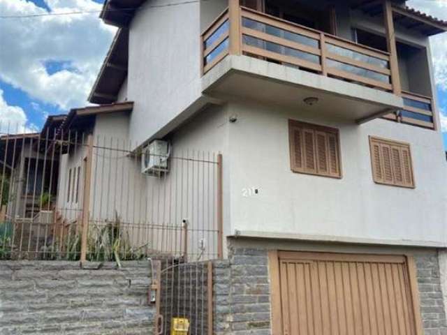 Ótima casa localizada em bairro colado ao centro, conta com 4 dormitórios, sendo um suíte com sacada, escritório podendo ser transformado em mais um dormitório, cozinha com churrasqueira, sala de esta