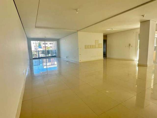 Excelente apartamento no Centro! Com 03 suítes (sendo 01 suíte master com hidromassagem), sala para 02 ambientes, ampla sacada, copa/cozinha, churrasqueira, bifeteira, área de serviço com banheiro e d