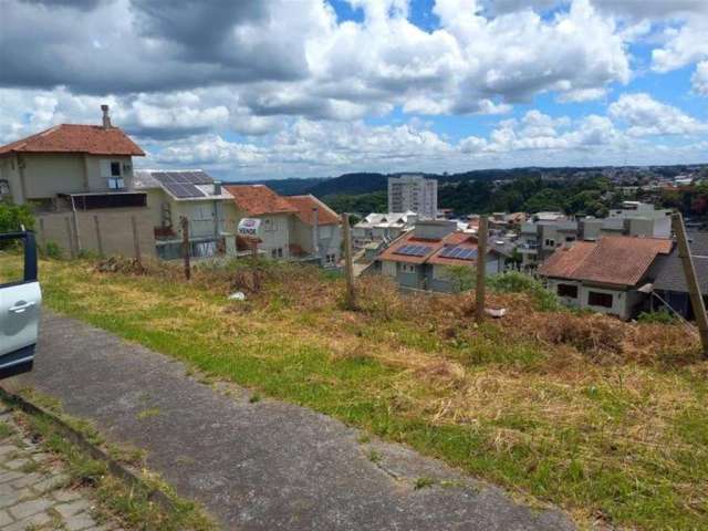 Três ótimos terrenos juntos em excelente localização a 100m da Perimetral, no Bairro Kayser!  Terrenos com declives ideais para subsolo.  Próximo a escola, comércios, supermercados, farmácias, igrejas