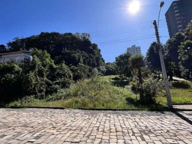 Excelente terreno com frente para 02 ruas no Bairro Panazzolo!  Terreno ideal para construção!  Área: 12x74,75= 897,00m.  Confira!