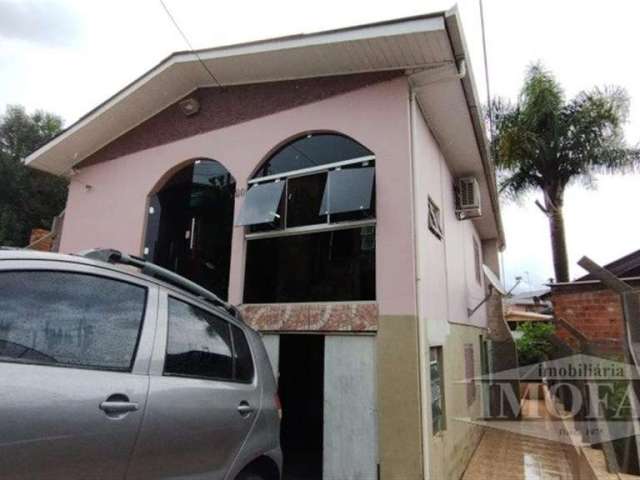 Casa mista, localizada no complexo da Sfan, conta com: 2 pavimento: 3 dormitórios, sala, cozinha, banheiro social, despensa e varanda fechada com vidro. 1 pavimento: área de serviço, cozinha com churr