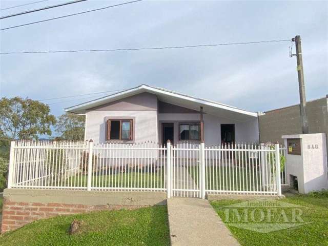 Bela casa de esquina em alvenaria com dois pavimentos.  2 pavimento com 3 dormitórios, sala de estar/jantar e cozinha integradas, àrea de serviço, 2 banheiros sociais e pátio cercado.  1 pavimento com