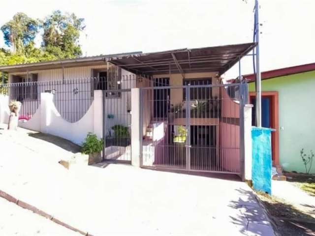 Excelente casa no Bairro Marechal Floriano! Com 03 dormitórios, hall de entrada, sala para 02 ambientes, sacada, cozinha, área de serviço, churrasqueira, adega, banheiro social, lavabo e 02 vagas de g