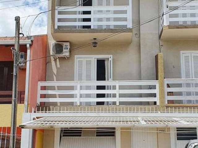 Excelente sobrado Triplex no Bairro Santa Lúcia! Com 02 suítes, sala para 02 ambientes, sacada, cozinha, churrasqueira, área de serviço, banheiro social, lavabo e 02 vagas de garagem.  Com pátio, salã