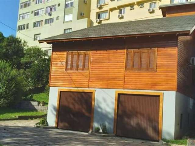 Casa com excelente localização com a sala principal com pé direito alto e cozinha em conceito aberto, lavabo, banheiro social, 3 dormitórios e área de serviço, piso laminado, pátio e garagem para 4 ca