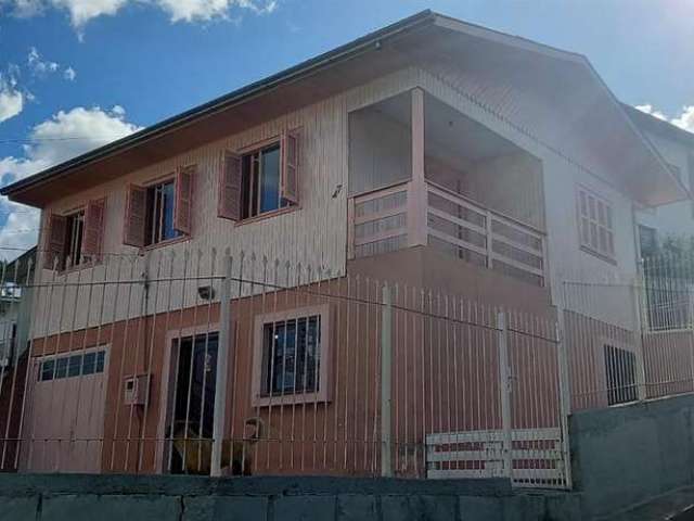 Ótima casa mista no Bairro Planalto!! Com 03 dormitórios, sala para 02 ambientes, copa/cozinha, churrasqueira, área de serviço, dependência de empregada, despensa, banheiro social e 02 vagas de garage