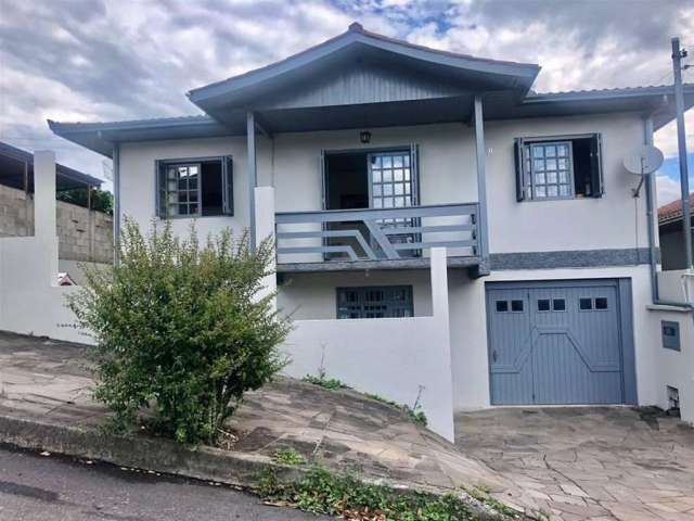 Excelente casa semimobiliada no Planalto Rio Branco!! com 02 dormitórios (sendo 01 suíte), sala para 02 ambientes, sacada, copa/cozinha, churrasqueira, área de serviço, despensa, gabinete, escritório,