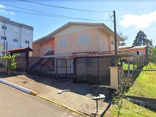 Duas construções somando três moradias, uma com 2 pavimentos de 90 m com; Pav. sup. (mista) com 3 dormitórios, sala, cozinha, banheiro, área de serviços e churrasqueira. Pav. inf. (mista) com 2 dormit