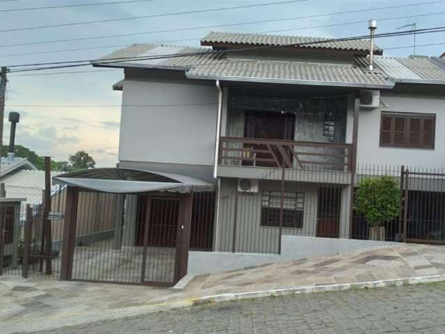 Excelentes casas no bairro Monte Pasqual. Casa da frente com 4 dormitórios , sendo 1 suíte, 2 banheiros sociais e cozinha no andar inferior e outra no superior, sala de estar e área de serviço com sac