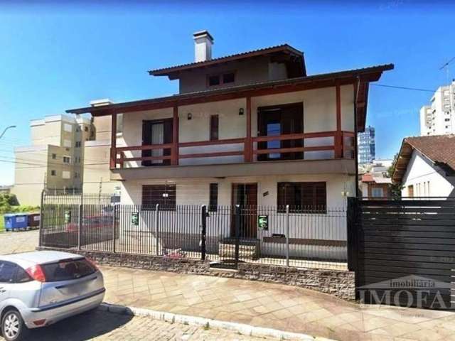 Excelente casa de 3 pavimentos mobiliada. Parte superior: 3 dormitórios(1 suite com closet e hidro), sacada, e banheiro social. Térreo com sala de estar com lareira, sala de jantar, cozinha, banheiro 