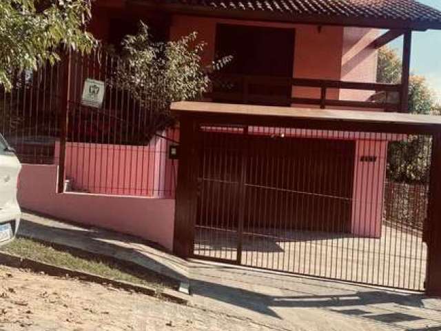 Belíssima casa no Bairro Bela Vista!! Com 03 dormitórios (sendo 01 suíte), sala para 02 ambientes, lareira, sacada, cozinha, churrasqueira, área de serviço, banheiros sociais, lavabo e 03 vagas de gar