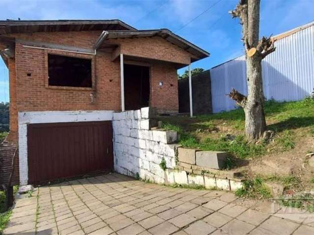 Casa de alvenaria, localizada no bairro Primeiro de Maio, com 3 pisos. Apenas o andar do meio está concluído, possui 2 dormitórios, sala, cozinha, banheiro social, área de serviço e garagem.  Área pri