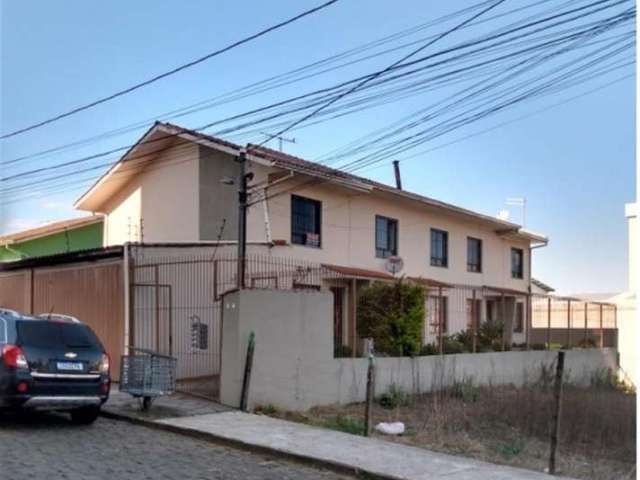 Excelente sobrado de entrada coletiva no Bairro Charqueadas!! Com 02 dormitórios, sala para 02 ambientes, cozinha, churrasqueira, área de serviço, banheiro social, lavabo e 01 vaga de garagem.  Sobrad