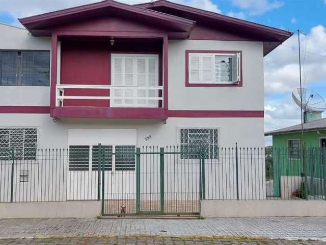 Casa (somente o segundo pavimento) com 04 dormitórios, sala e cozinha conjugadas, banheiro, área de serviço e um box de garagem. Ficam todos os  móveis sob medida.