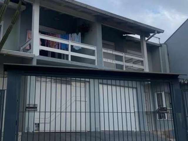 Excelente sobrado localizado no Bairro Santa Lucia!! Com 03 dormitórios, sala para 02 ambientes, ampla sacada, cozinha, área de serviço com churrasqueira, banheiro social, lavabo e 01 vaga de garagem.