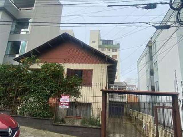 Excelente terreno localizado no Bairro Panazzolo!  Área: 12x30 = 360,00m.  *Possui casa sem valor comercial.*  Confira!