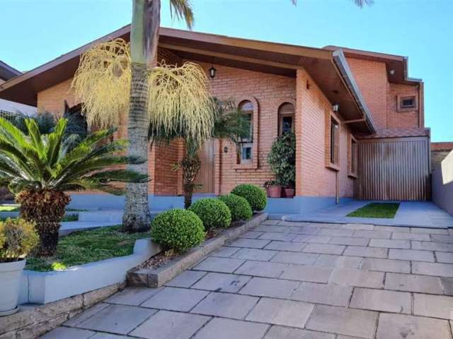 Casa em alvenaria com três quartos, sendo um com suíte e sacada, permanece o roupeiro, sala com painel, cozinha sob medida, banheiro social, área de serviço com espaço para suas atividades domésticas 