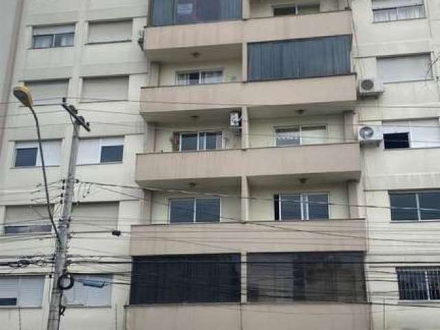 Excelente apartamento no Centro!! Com 03 dormitórios, sala para 02 ambientes com ampla sacada, cozinha separada, área de serviço, banheiro social, banheiro auxiliar e 01 vaga de garagem.  Edifício com