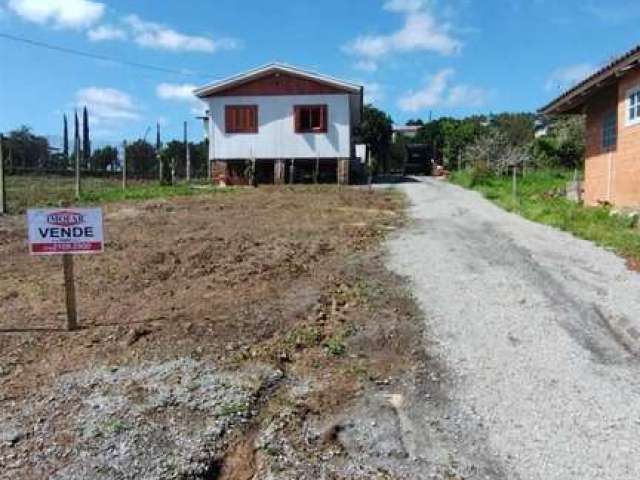 Terreno com casa pré-fabricada medindo 42 metros de área privativa, com 2 dormitórios, sala e cozinha integradas, banheiro social, e estacionamento na lateral. Área do terreno de 368,93 m. Confira!