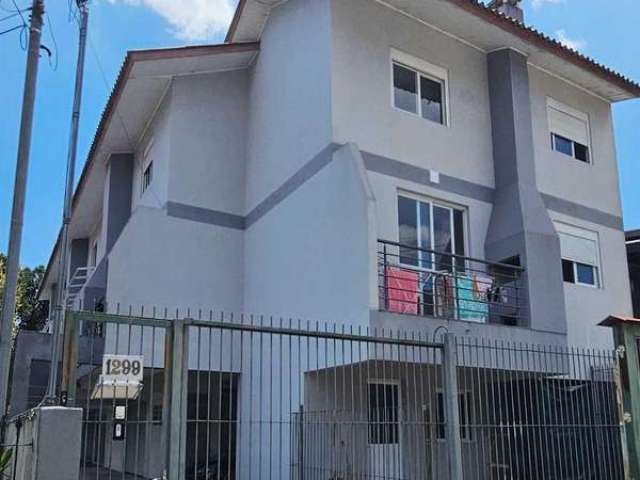 Excelente sobrado triplex mobiliado no Bairro Colina Sorriso! Conta com 02 dormitórios (sendo 01 suíte), sala para 02 ambientes, sacada com churrasqueira, cozinha, área de serviço, 02 banheiros sociai