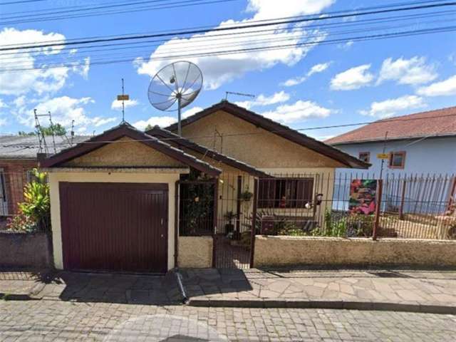 Ótima residência com 02 moradias no Bairro Marechal Floriano!! Conta com 02 dormitórios, sala para 02 ambientes, cozinha, churrasqueira, área de serviço, banheiro social e 02 vagas de garagem.  Casa c