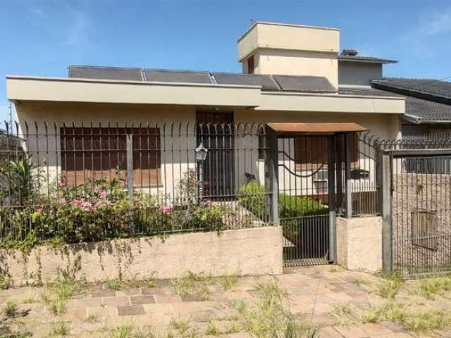 Excelente Residência no Bairro Petrópolis! Conta com 04 dormitórios (sendo 01 suíte), sala para 02 ambientes, sacada, cozinha, churrasqueira, área de serviço, despensa, banheiro social, lavabo e 04 va