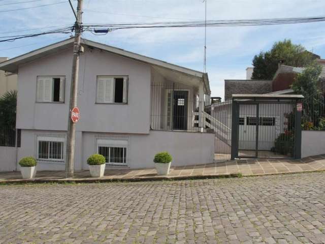 Excelente residência no Bairro Rio Branco! Casa mista com 02 moradias!  Ambos pavimentos contam com: 02 dormitórios (opção para o 3), sala para 02 ambientes, cozinha, área de serviço, churrasqueira, b