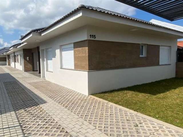 Belíssimos sobrados Novos no Bairro Pioneiro!!  Com opção para 02 ou 03 dormitórios, sala para 02 ambientes, cozinha, área de serviço, banheiro social e 01 vaga de garagem.  Com pátio.  Área construíd