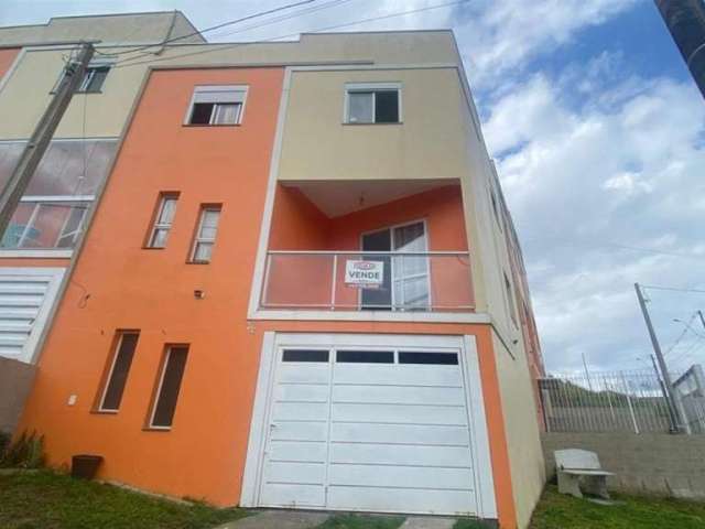 Excelente Sobrado Triplex de esquina no Desvio Rizzo!!! Com 03 dormitórios, sala para 02 ambientes, sacada, cozinha, churrasqueira, área de serviço, 02 banheiros, 02 vagas de garagem cobertas e 01 vag