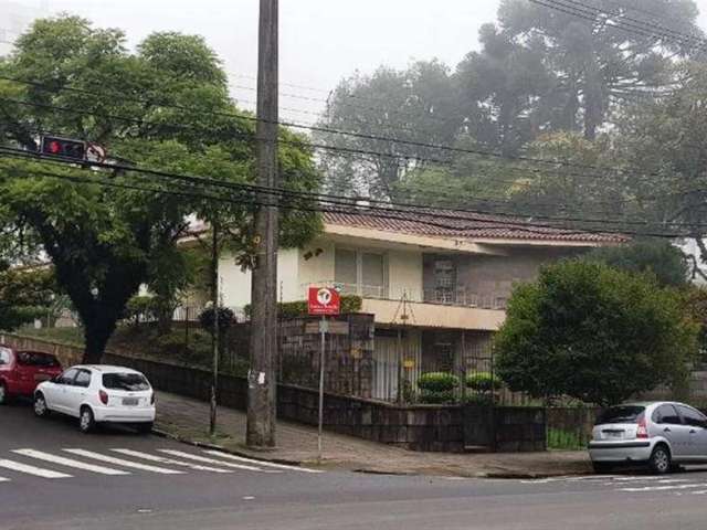 Excelente localização e posição solar!  Residência de esquina, com 03 dormitórios (sendo 01 suíte com hidro), ampla sala para 03 ambientes com lareira, copa/cozinha, churrasqueira, adega, área de serv