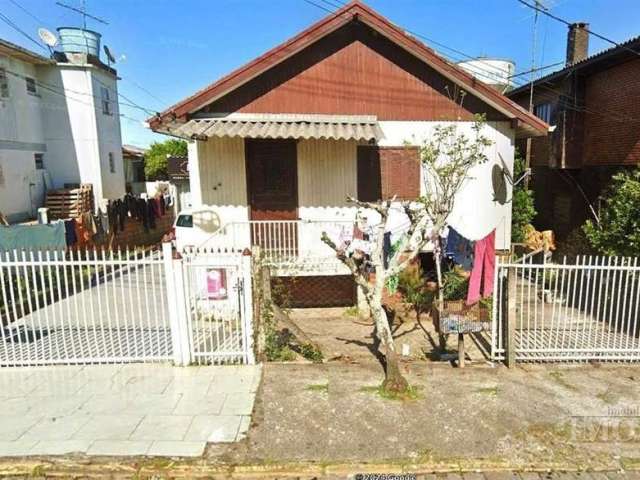 Duas casas de construção mista, medindo 70 m cada, construidas sobre o mesmo terreno totalmente plano. Casa Frente: 3 dorm, sala e cozinha conjugadas, banheiro, área de serviço e estacionamento p/ um 