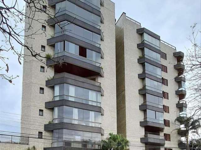 Excelente apartamento mobiliado no centro da cidade, 3 dormitórios, sendo um suíte, sala de estar e jantar conjugadas com sacada, banheiro social, cozinha, área de serviço e dependência de empregada, 