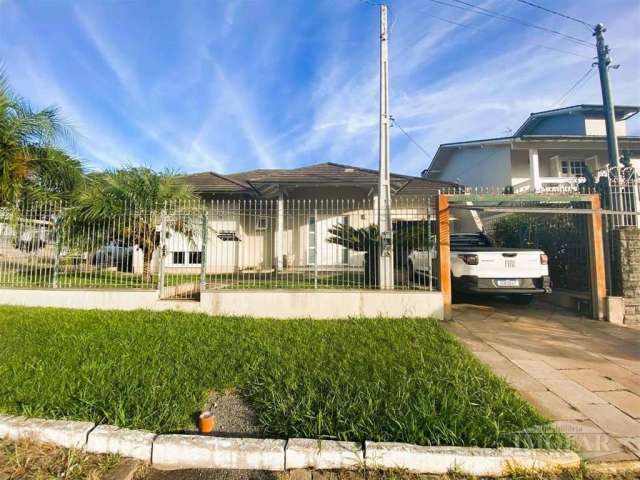 Ótima casa de esquina, localizada no bairro Bela Vista. Com 3 dormitórios, sala e cozinha em conceito aberto, banheiro social, área de serviço, garagem fechada com churrasqueira elétrica e estacioname