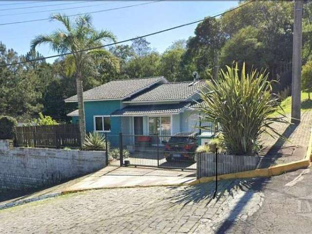 Casa de alvenaria composta por dois dormitórios, principal com closet, sala com lareira, conjugada com a cozinha conceito aberto,  banheiro social, garagem para um carro, quiosque com banheiro e churr