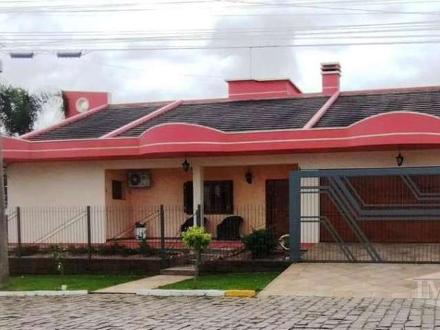 Excelente casa de esquina, em alvenaria, com 3 dormitórios(1 suite c/ closet e hidro) sala de estar com lareira, cozinha, banheiro, área de serviço e garagem. O imóvel será entrega semi mobiliado. Sis